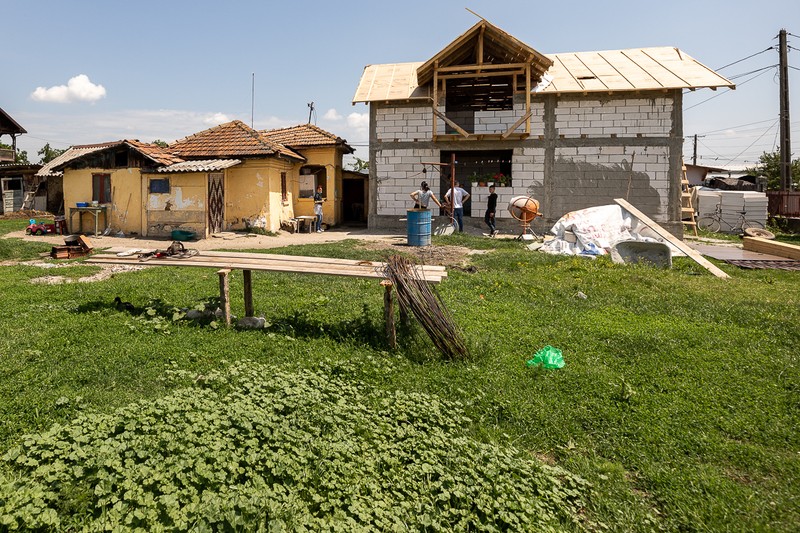 Casa lui Georgică se înalţă lângă casa părintească
