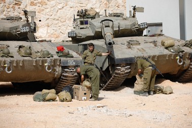 Soldați israelieni la un post militar aflat pe granița cu Libanul, 22 octombrie 2023. Foto: Profimedia