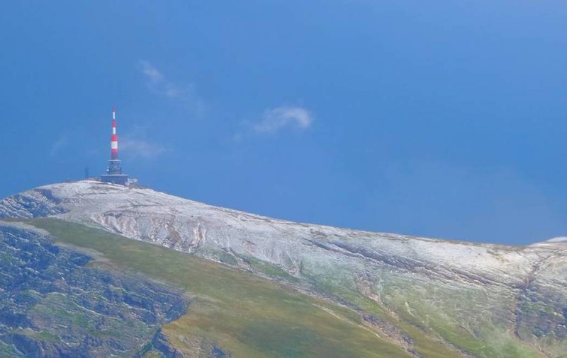 Vremea a luat-o razna! A nins în luna august, în România