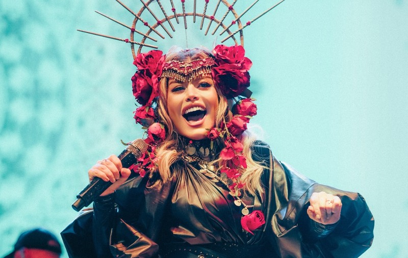 Loredana Groza, în pantaloni-gogoșari la plajă. Apariția cântăreței a fost comentată de fani: „Talentată, sexy și mereu cool”
