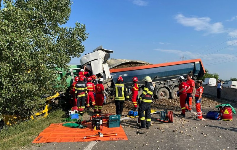 Două camioane s-au ciocnit violent pe DN 1, pe Centura de Vest a Ploieștiului. Un șofer a murit