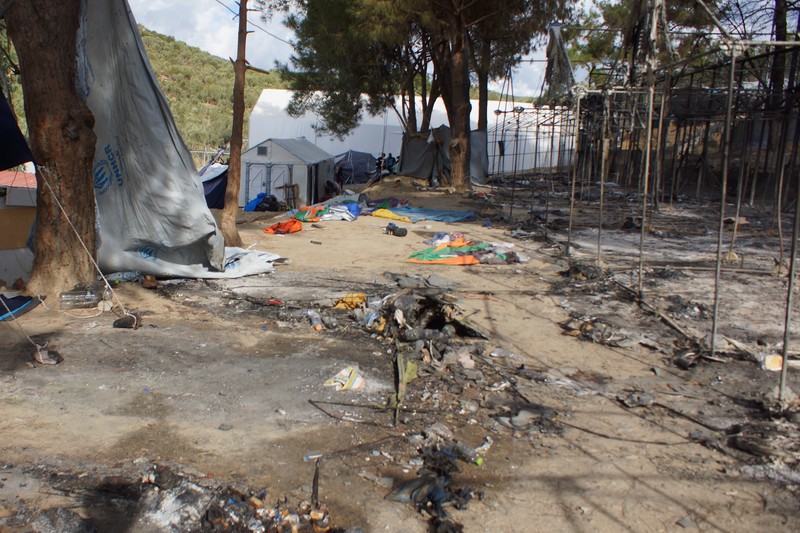 Migranții au dat foc în tabăra de refugiați de la Moria, în noaptea de joi spre vineri, pe insula greacă Lesbos, după moartea unei femei și a unui copil