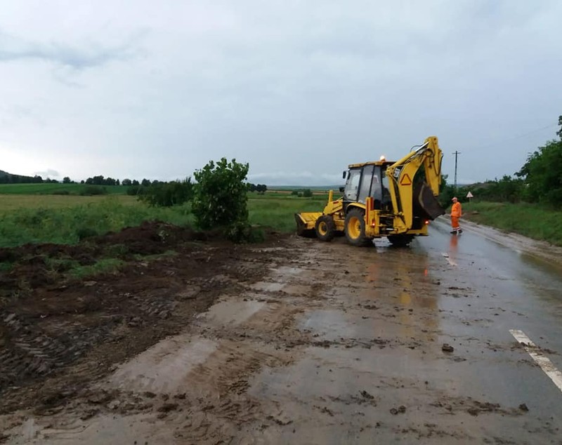 Inundaţii majore în mai multe judeţe din ţară, după ploile torenţiale de joi seară. Oameni izolaţi de ape şi sute de gospodării inundate