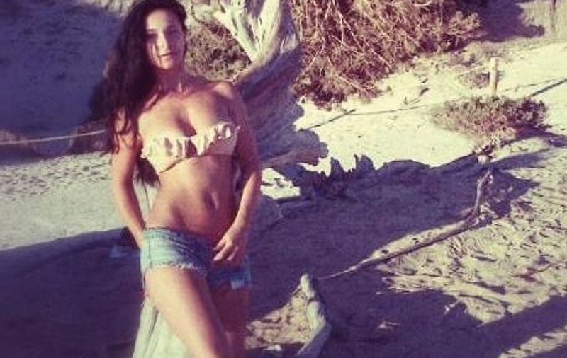 Bijou dezbracă un fan pe scenă şi promite un pictorial cu "păsărica" la vedere | VIDEO