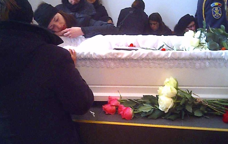 IMAGINI SFÂŞIETOARE! Tânăra AURA ION, moartă în accidentul din Apuseni, E PLÂNSĂ DE APROPIAŢI, la capelă