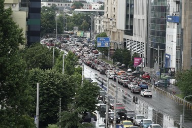 Zeci de autoturisme așteaptă la semafor intrarea în Piața Victoriei, de pe strada Buzești, în timpul orelor de vârf ale traficului auto, în București, marți, 15 iunie 2021. Foto: Hepta