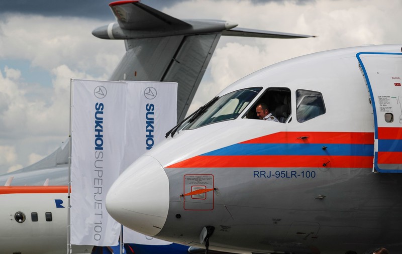 Un avion cu 172 de persoane la bord a aterizat de urgență în Siria. Armata rusă spune că a aproape a fost doborât de apărarea siriană