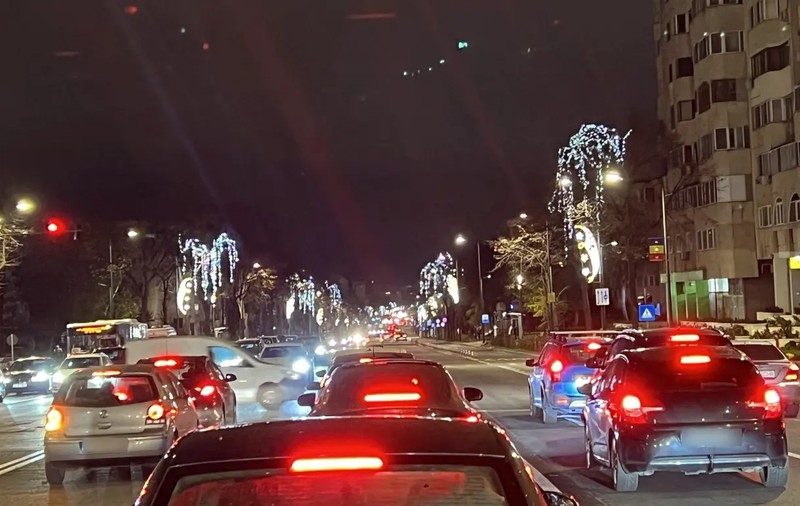 Luminițele de Crăciun s-au aprins la Constanța. Cât au costat decorațiunile de iarnă