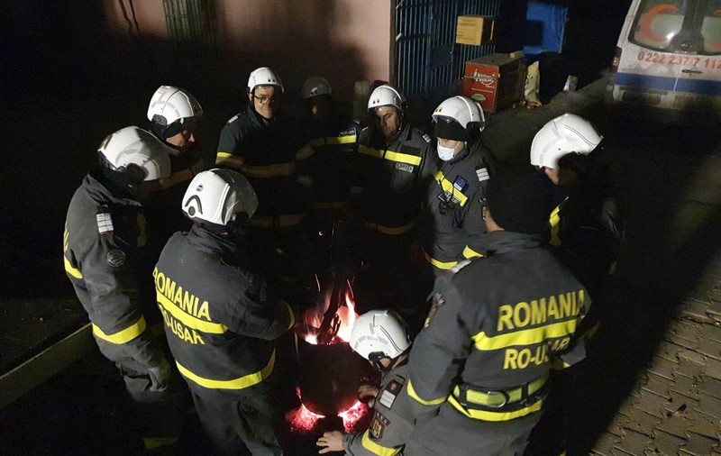 Adolescent de 16 ani, scos de sub dărâmături de salvatorii români trimiși în Turcia. Imagini cu intervenția