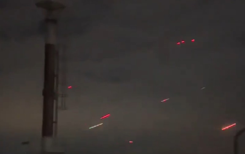 Momentul în care cerul de deasupra orașului Odesa este luminat de antiaeriana ucraineană în timpul unui atac cu drone kamikaze