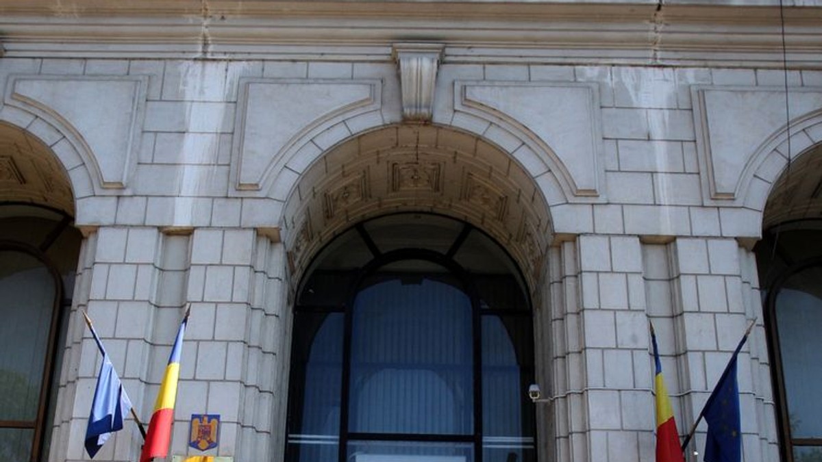 Ministerul Finanțelor și ANAF s-au răzgândit și spun că Formularul 230/Declarația 230 poate fi depusă și de către ONG-urile sau unitățile de cult care beneficiază de sumele donate prin redirecționarea a 2% din impozitul pe venit. Sediul Ministerului Finanțelor