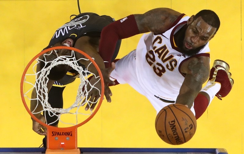 Sumă record pentru un tricou purtat de LeBron James. Baschetbalistul american apăruse cu el în 2002, pe coperta unei reviste