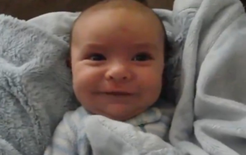 Un BEBE SUPERB face senzaţie pe internet! Uite ce reacţii are când se trezeşte | VIDEO