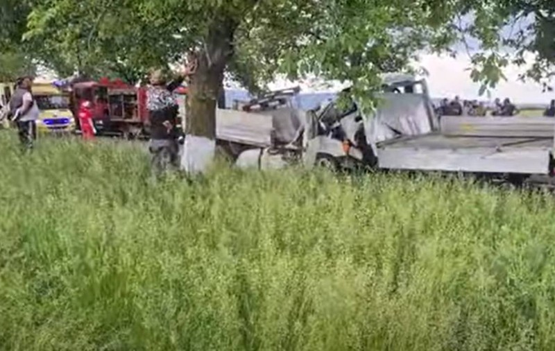 Accident cu trei morți în Vrancea: două autoutilitare s-au ciocnit frontal | VIDEO