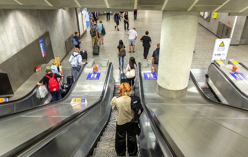 O femeie riscă o amendă de 1.100 de euro, după ce a folosit în mod greșit o scară rulantă din metrou