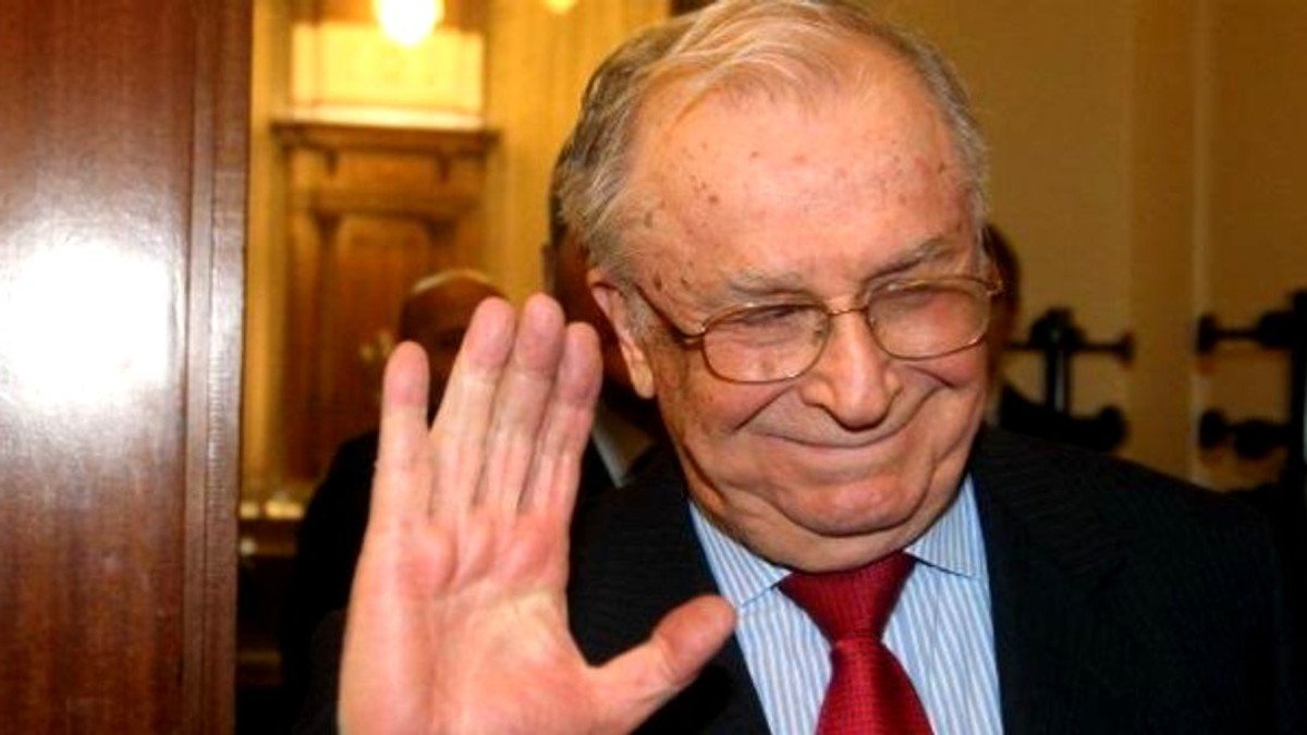 Ion Iliescu a ajuns la spital, din cauza unor probleme cu tensiunea. Ion Iliescu, zâmbind, cu mâna ridicată în sus