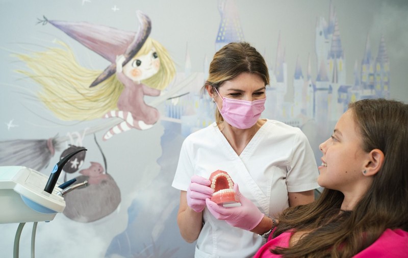 Trendurile din 2025 în stomatologia din România. Ce să faci pentru a avea un zâmbet ca la Hollywood
