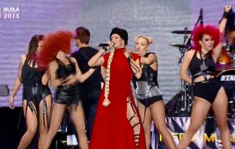 Lora s-a dezbrăcat de rochie, pe scenă, la MMA! Și-a înnebunit fanii | FOTO