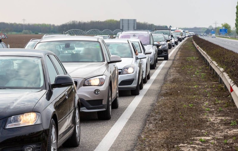 Șoferii din Austria au golit pompele din Slovenia iar poliția a intervenit la benzinării: „La noi, un litru a ajuns la 1,7 euro”