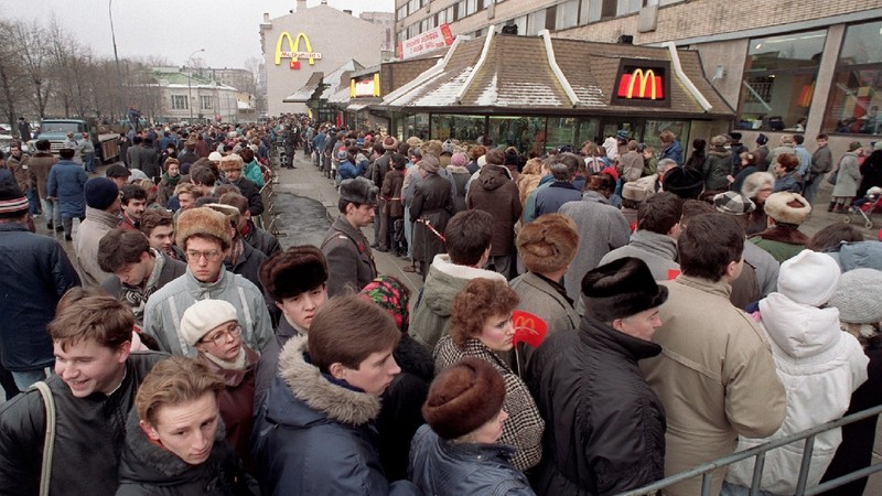 Coada de la deschiderea primului Mc Donalds din Moscova. Foto: Profimedia