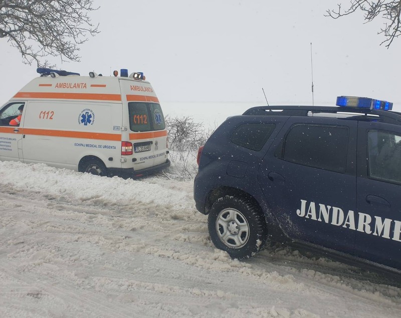 Intervenție dificilă în Tulcea. O ambulanţă care transporta la spital o femeie însărcinată, blocată în zăpadă