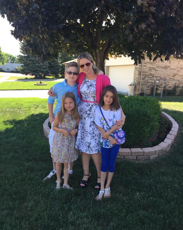 FOTO | O mamă a trei copii născuți în America a fost deportată în Albania fără a i se permite să-și ia rămas bun de la familie
