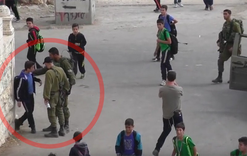 VIDEO| Soldați israelieni surprinși în timp ce hărțuiau elevi palestinieni în Hebron