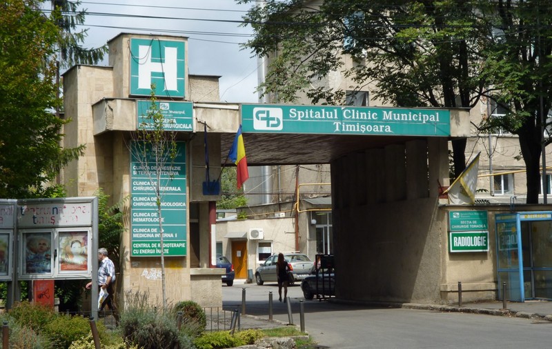 Cinci medici și o asistentă de la Spitalul Municipal Timișoara, suspectați că au luat mită bani, borcane cu miere și bulion