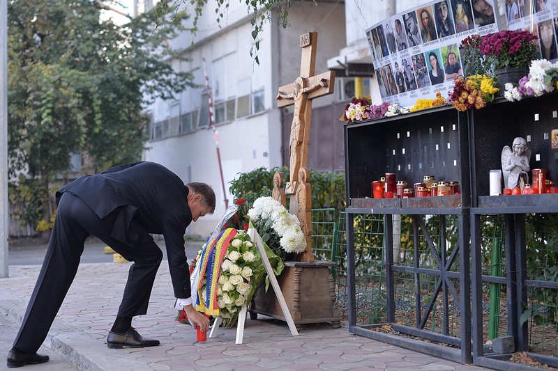 Președintele Klaus Iohannis depune o coroană de flori în fața fostului club Colectiv | Foto: Hepta