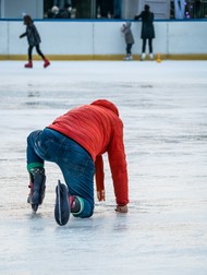 Pentru siguranță, este recomandat să patinezi cât mai aproape de mantinelă ca să te poți sprijini în cazul în care te dezechilibrezi