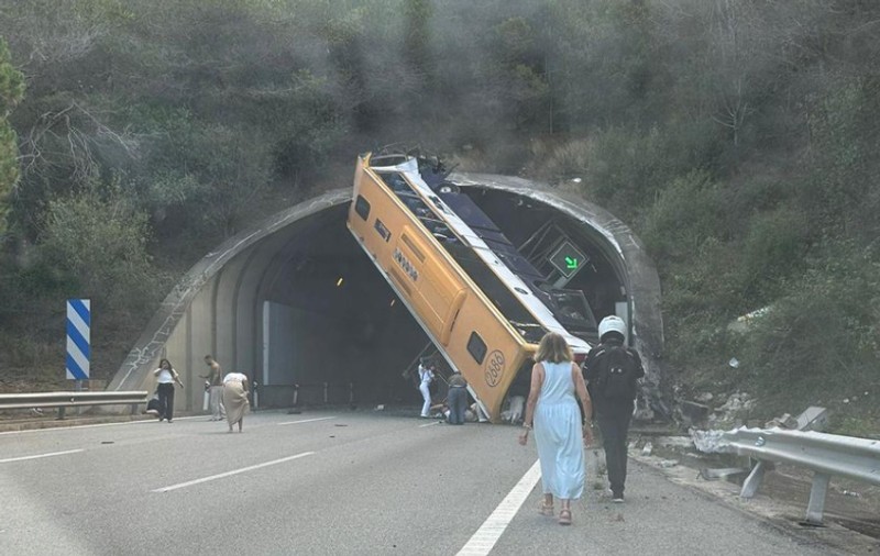 Zeci de răniți, opt în stare gravă, după ce un autobuz s-a răsturnat la intrarea într-un tunel din Barcelona