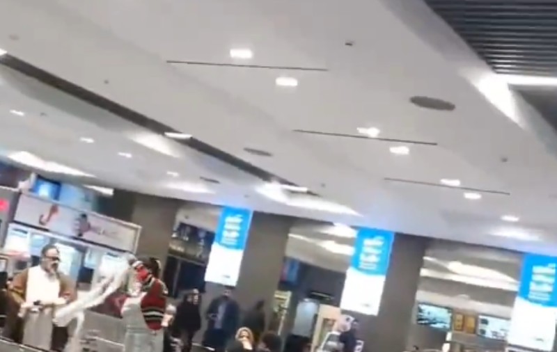 O tânără iraniană plină de curaj a smuls turbanul unui mullah care a certat-o că nu poartă hijab, pe aeroportul din Teheran | VIDEO
