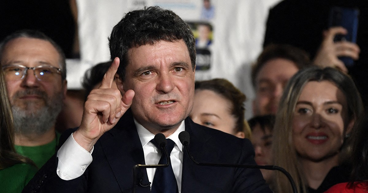 Candidatul prezidențial Nicușor Dan vorbește cu presa după închiderea secțiilor de votare pentru al doilea tur al alegerilor prezidențiale din țară, desfășurate la București, România, pe 18 mai 2025.