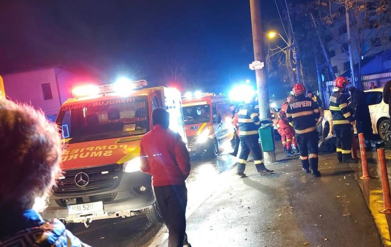 Patru oameni au fost spulberați de o mașină într-un accident pe bulevardul Uverturii din București. Unul dintre șoferi este polițist