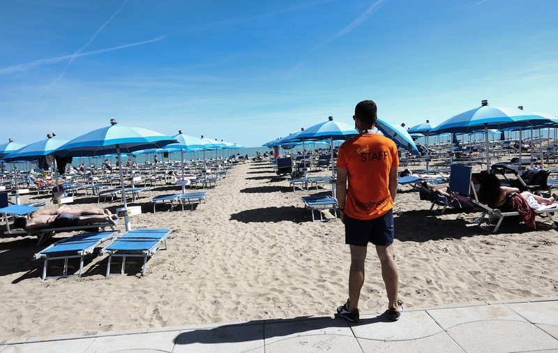 Ce amenzi riscă turiștii care poartă costum de baie în afara plajei, în stațiunile italiene