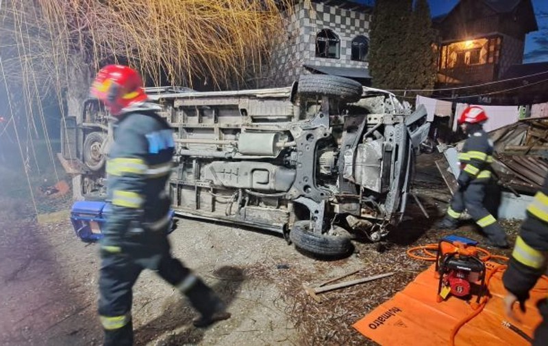O ambulanță care transporta pacienți s-a răsturnat în Argeș. Două persoane au rămas blocate în interior