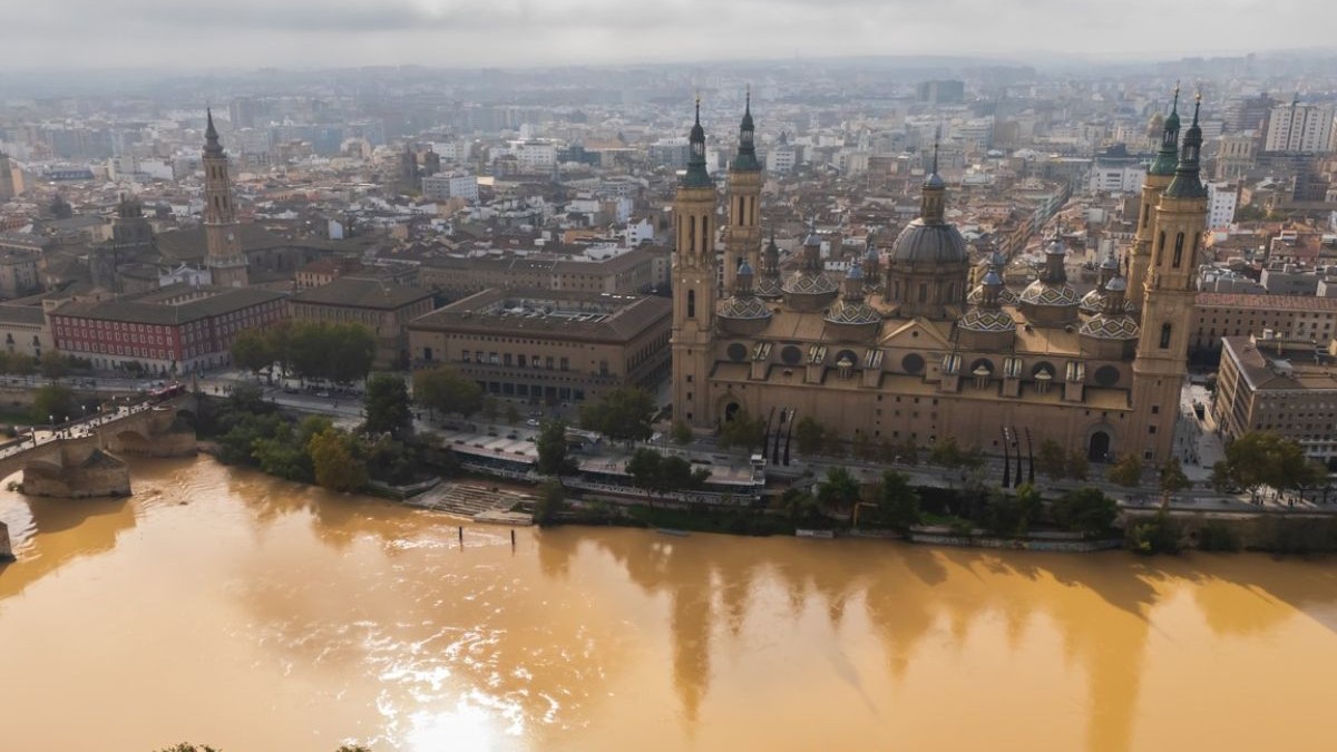 Vedere aeriană a unei treceri abundente pe lângă Catedrala Bazilica El Pilar după Dana Sursă: Profimedia