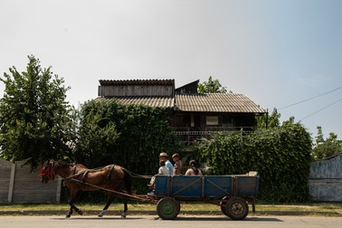 O căruţă trece prin faţa casei lui Gheorghe Dincă