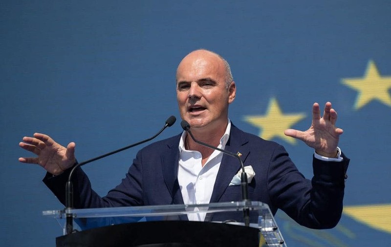 Rareş Bogdan: „Să faceţi duş zilnic, nu o dată pe săptămână, nu opriţi apa când vă spălaţi pe dinţi”