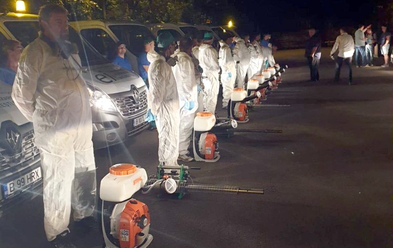 CAMERA ASCUNSĂ | O bătrână de 83 de ani vinde echipamente de protecţie companiei din Primăria Capitalei care luptă cu ţânţarii!