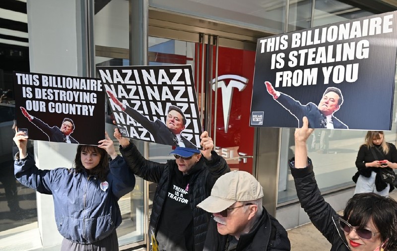 Oameni arestați la un miting împotriva lui Elon Musk din New York. „Daţi foc unei Tesla: Salvaţi democraţia”