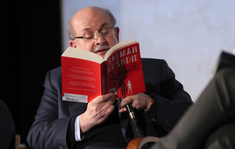 Cine este Salman Rushdie, scriitorul înjunghiat în gât la New York