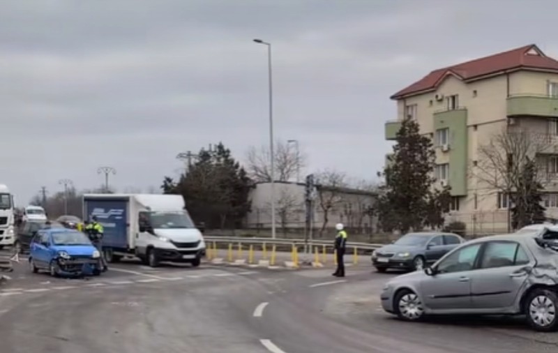 Accident în Constanța, după ce o basculantă a rămas fără frâne și a lovit alte trei mașini