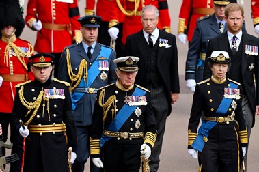 William și Harry au mers în spatele tatălui lor, regele Charles al III-lea, al unchilor Andrew şi Edward şi al prințesei Anne, de la Westminster Hall până la Westminster Abbey