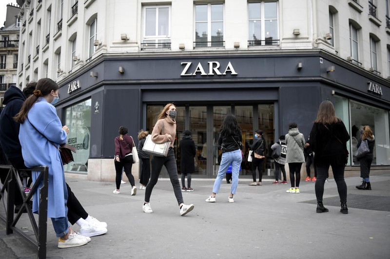 Trafic intens în fața unui butic de pe Champs Elysee. Foto: EPA