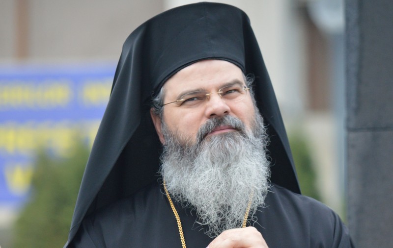 „E nevoie urgentă să ne vindecăm de prostie”. Mesajul Episcopului Hușilor de Ziua Națională