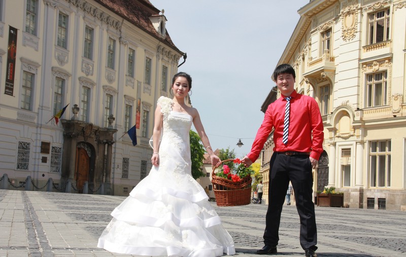 Dragoste chinezească, născută în România! Zhao Qi şi Liu Qian sărbătoresc Dragobetele cu tigăi şi miere de salcâm