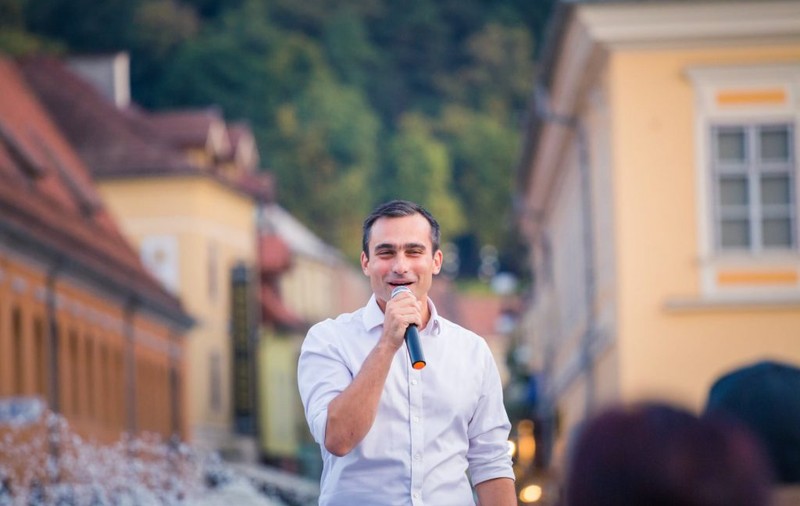 Allen Coliban, primarul Braşovului, îşi cere scuze public pentru că a parcat pe o trecere de pietoni: „Îmi asum greşeala”