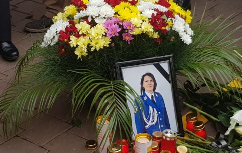 Slujbă de pomenire pentru Irina Airinei, jardarmerița ucisă în Suceava. Zona accidentului a devenit loc de pelerinaj / FOTO
