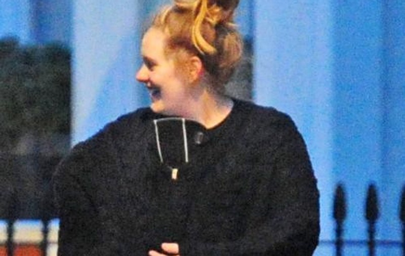 Adele, la plimbare cu bebeluşul. Uite cum arată ca mămică! FOTO